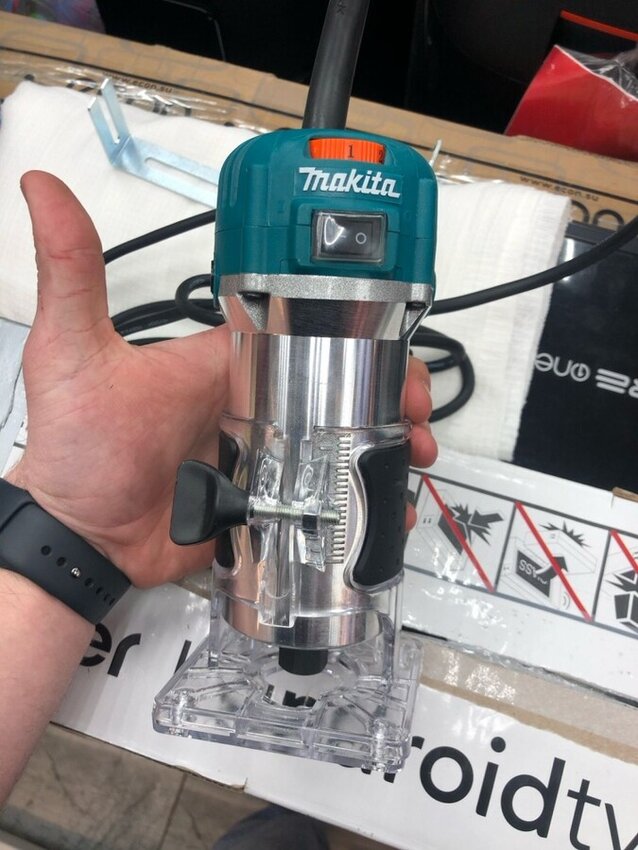 Фрезер makita 700с